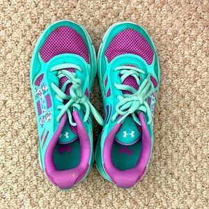 Under armour girls Sz 2.5
